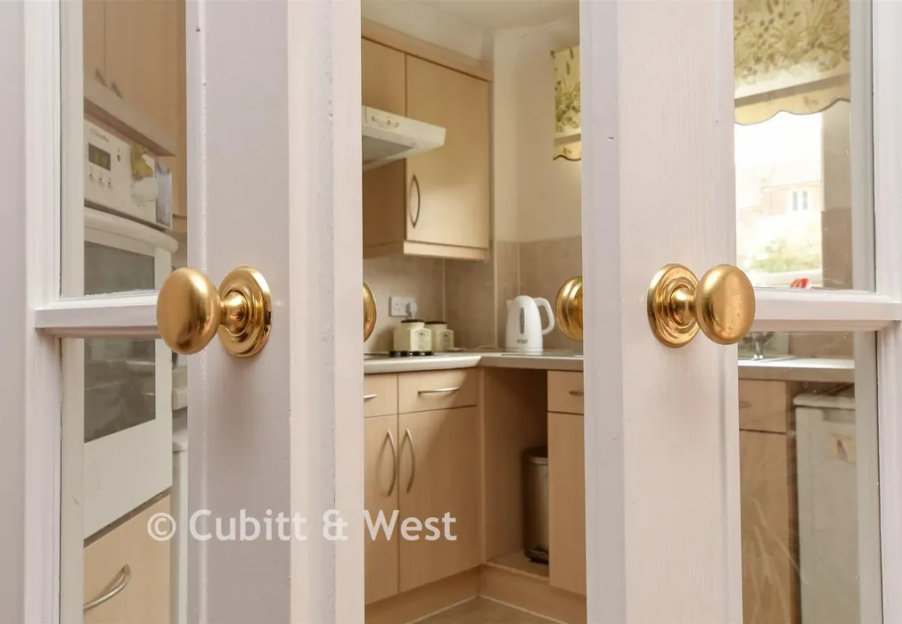 Internal Lifestyle Photograph - London Road, Redhill, Surrey - Wards of Kent