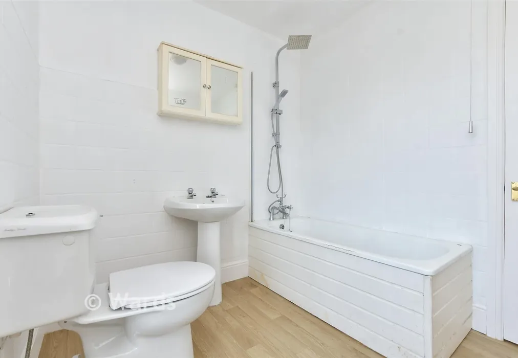 Bathroom - Lyndhurst Avenue, Cliftonville, Margate, Kent - Wards of Kent