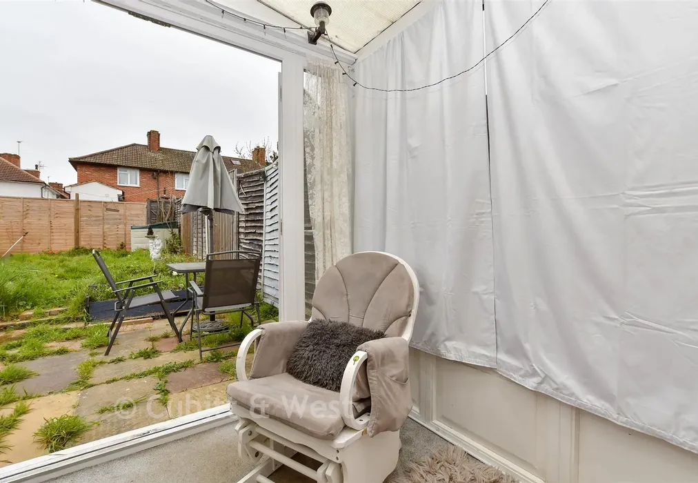 Internal Lifestyle Photograph - Shrewsbury Road, Carshalton, Surrey - Wards of Kent