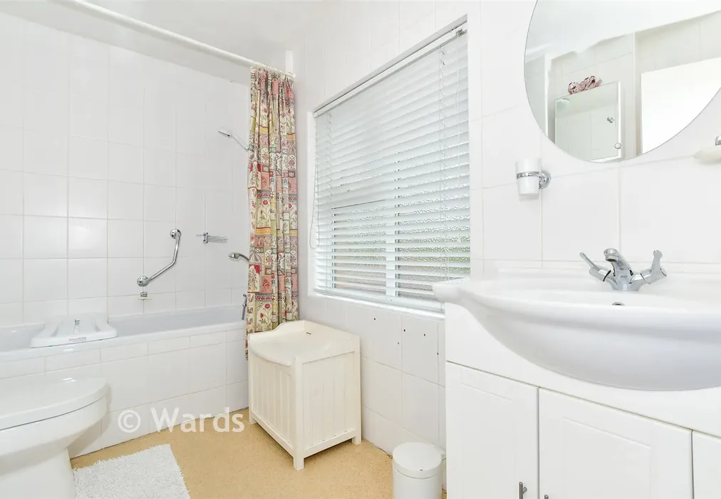 Bathroom - Marsh Road, Halling, Rochester, Kent - Wards of Kent