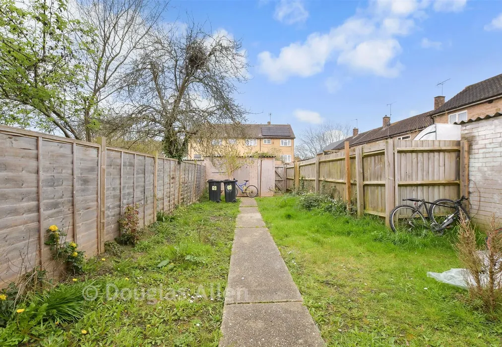 Rear Garden - Wickhay, Basildon, Essex - Wards of Kent