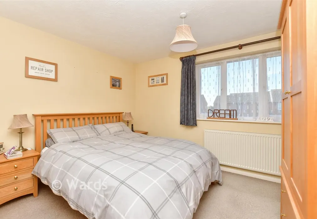 Bedroom 1 - Drakes Close, Upchurch, Sittingbourne, Kent - Wards of Kent