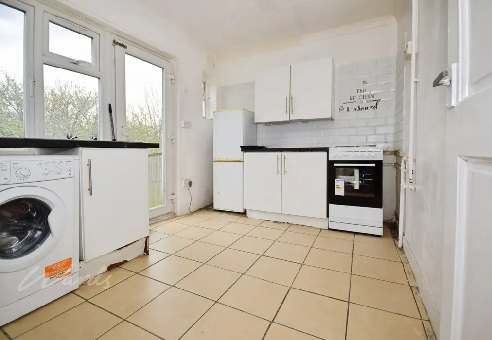 symons kitchen - Symons Avenue Chatham ME4 - Wards of Kent