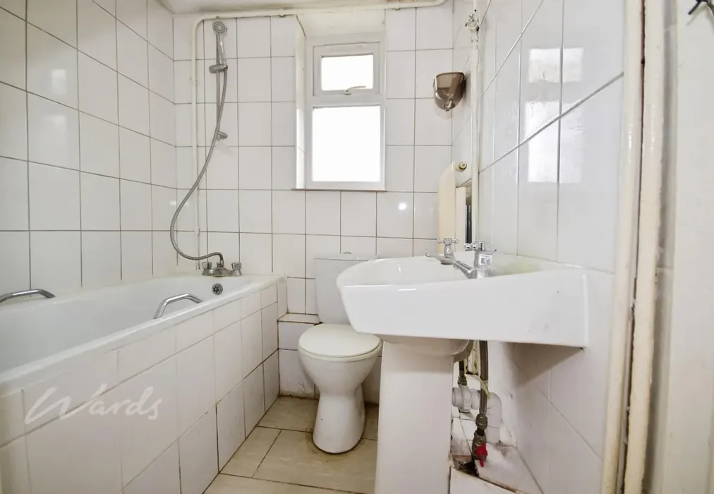 symons bathroom - Symons Avenue Chatham ME4 - Wards of Kent