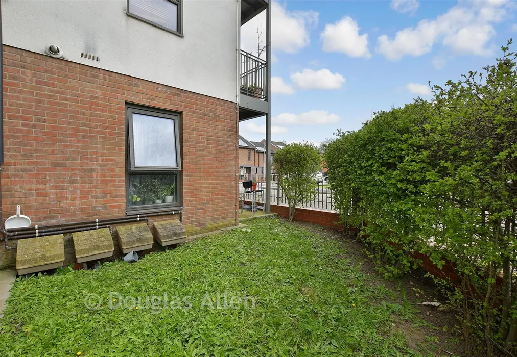 Communal Gardens - Ager Avenue, Dagenham, Essex - Wards of Kent