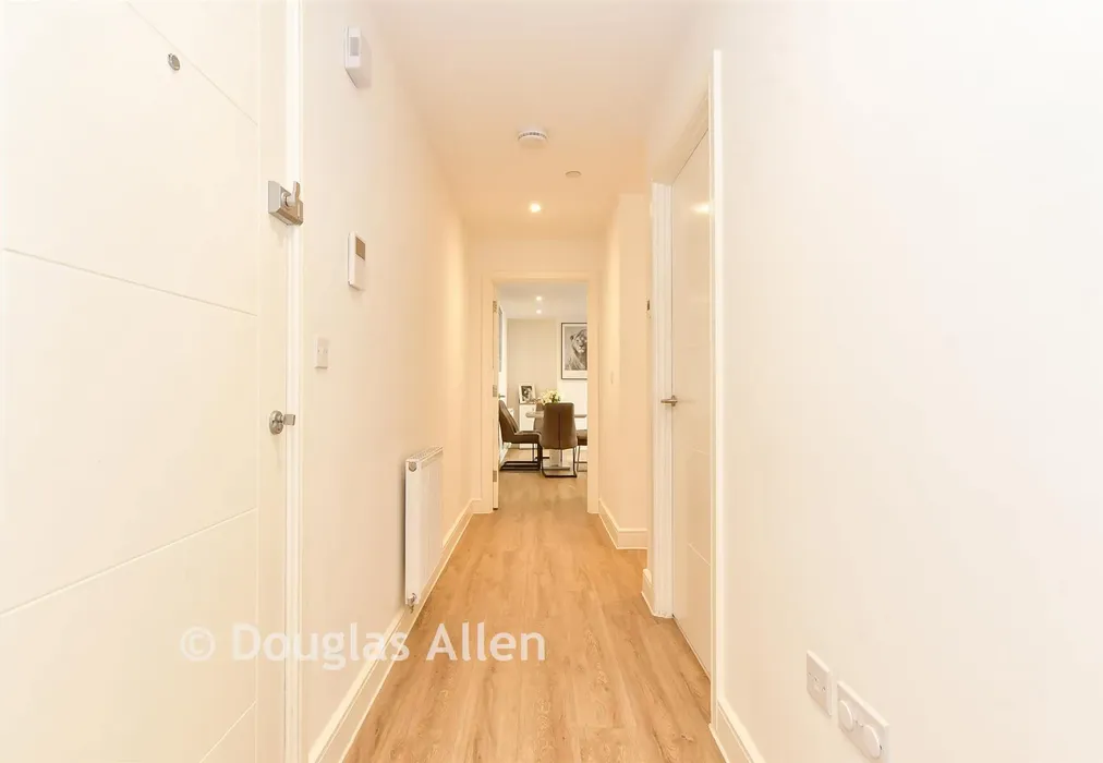 Hallway - Kings Road, Brentwood, Essex - Wards of Kent