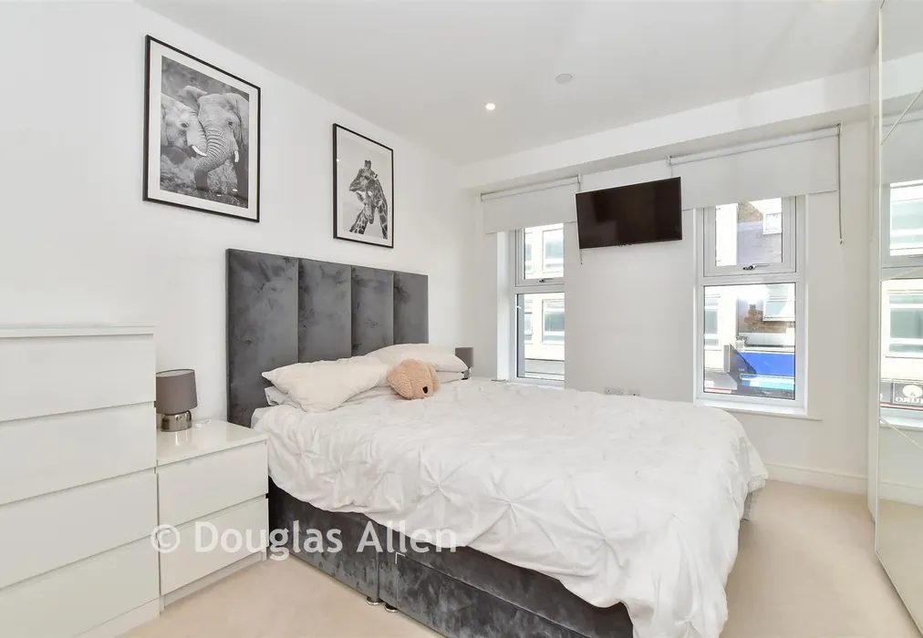 Bedroom 1 - Kings Road, Brentwood, Essex - Wards of Kent