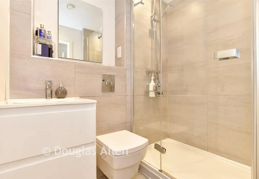 En-Suite - Kings Road, Brentwood, Essex - Wards of Kent