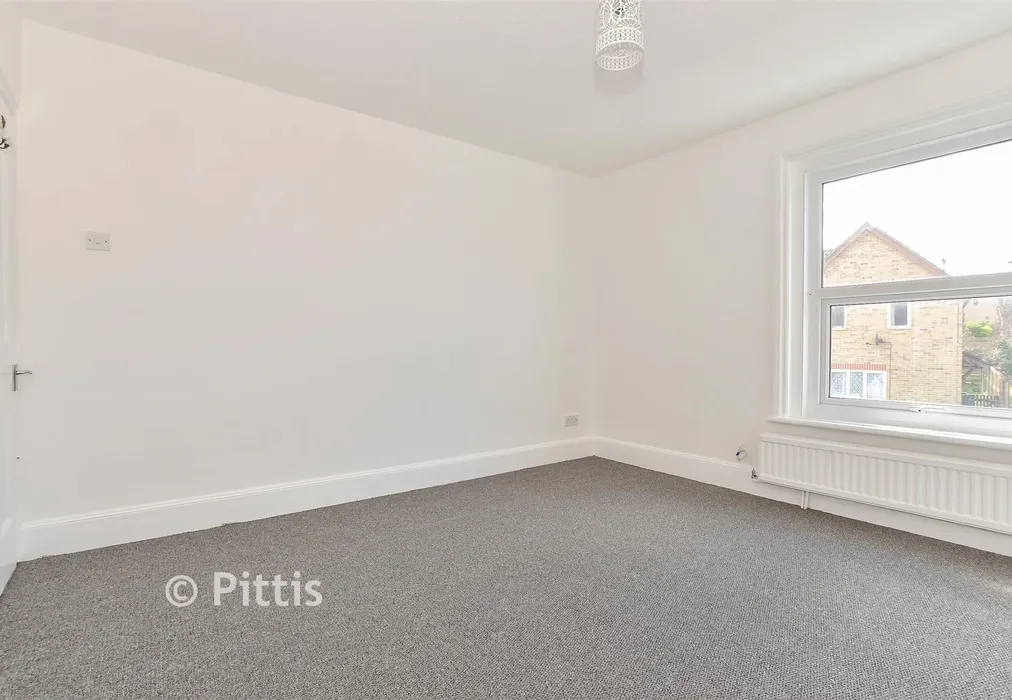 Bedroom 1 - Arctic Road, Cowes, Isle of Wight - Wards of Kent