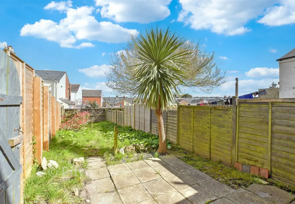 Rear Garden - Arctic Road, Cowes, Isle of Wight - Wards of Kent