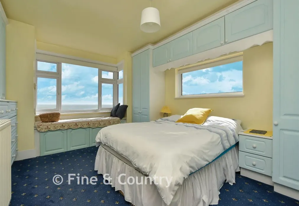 Bedroom 1 - Western Esplanade, Broadstairs, Kent - Wards of Kent