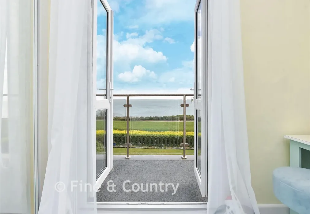 Bedroom 5 - Western Esplanade, Broadstairs, Kent - Wards of Kent