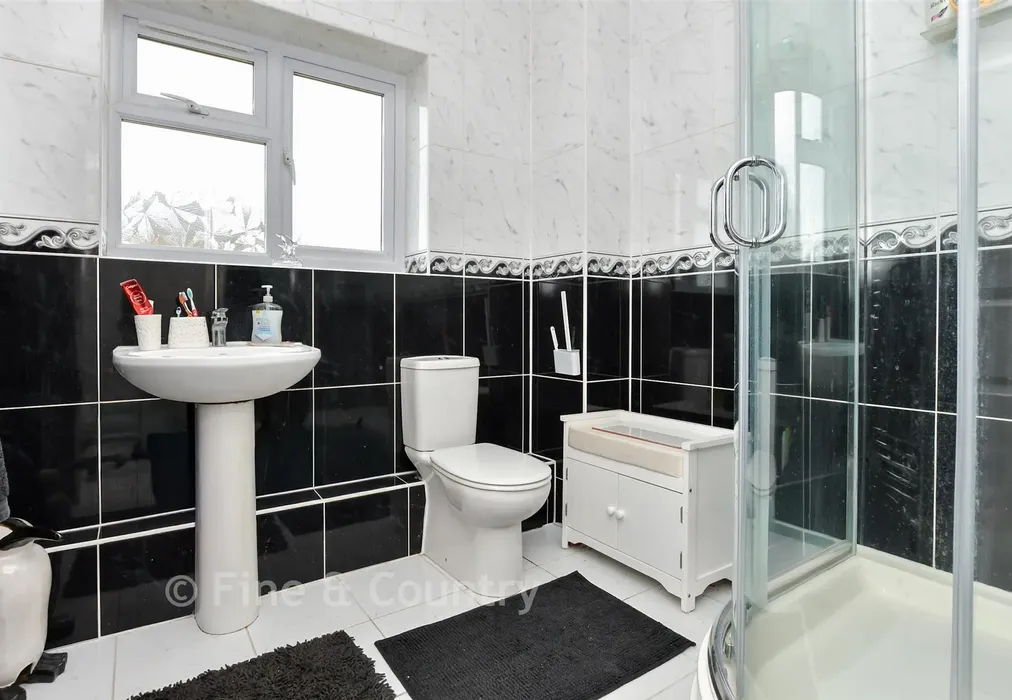 Shower Room - Western Esplanade, Broadstairs, Kent - Wards of Kent
