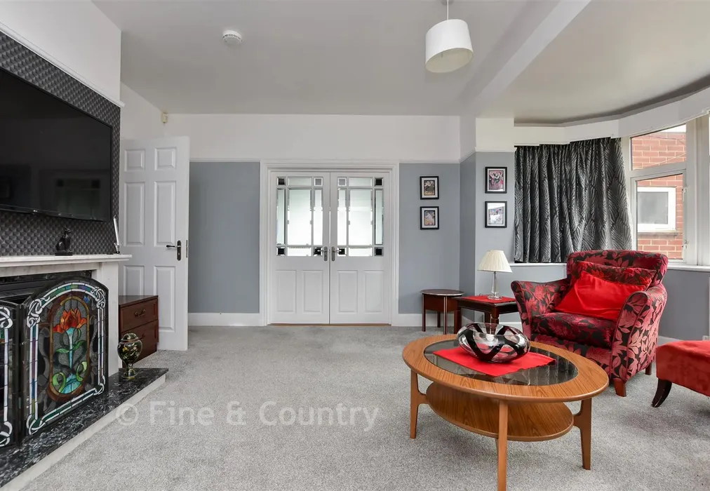 Sitting Room - Western Esplanade, Broadstairs, Kent - Wards of Kent