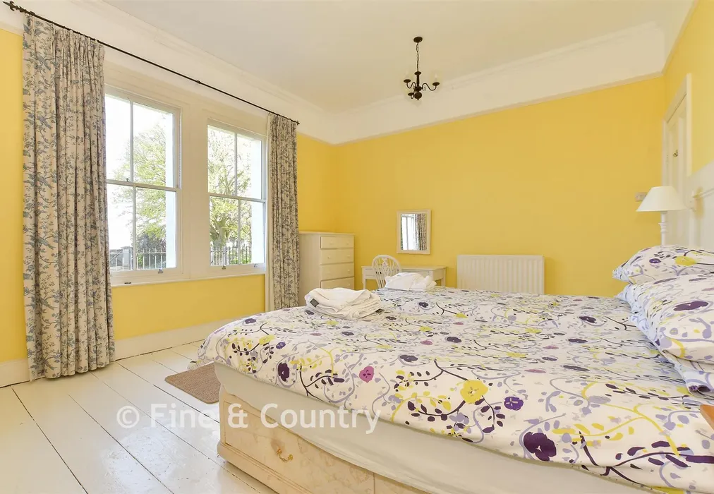 Bedroom 5 - The Strand, Ryde, Isle of Wight - Wards of Kent