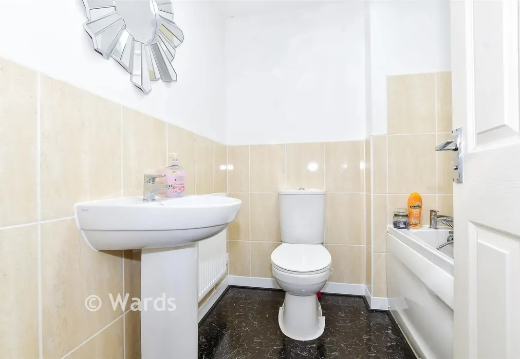 Bathroom - Cantium Place, Snodland, Kent - Wards of Kent