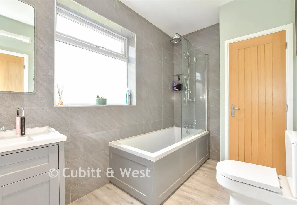 Bathroom - Victoria Road, Emsworth, Hampshire - Wards of Kent