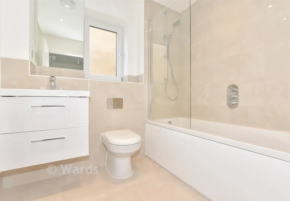 Bathroom - Sutherland Park, Boundary Road, Hythe, Kent - Wards of Kent