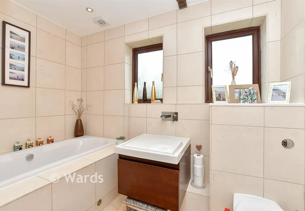 Bathroom - Wrotham Road, Meopham, Kent - Wards of Kent