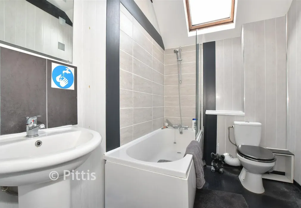 Bathroom - St. Boniface Road, Ventnor, Isle of Wight - Wards of Kent