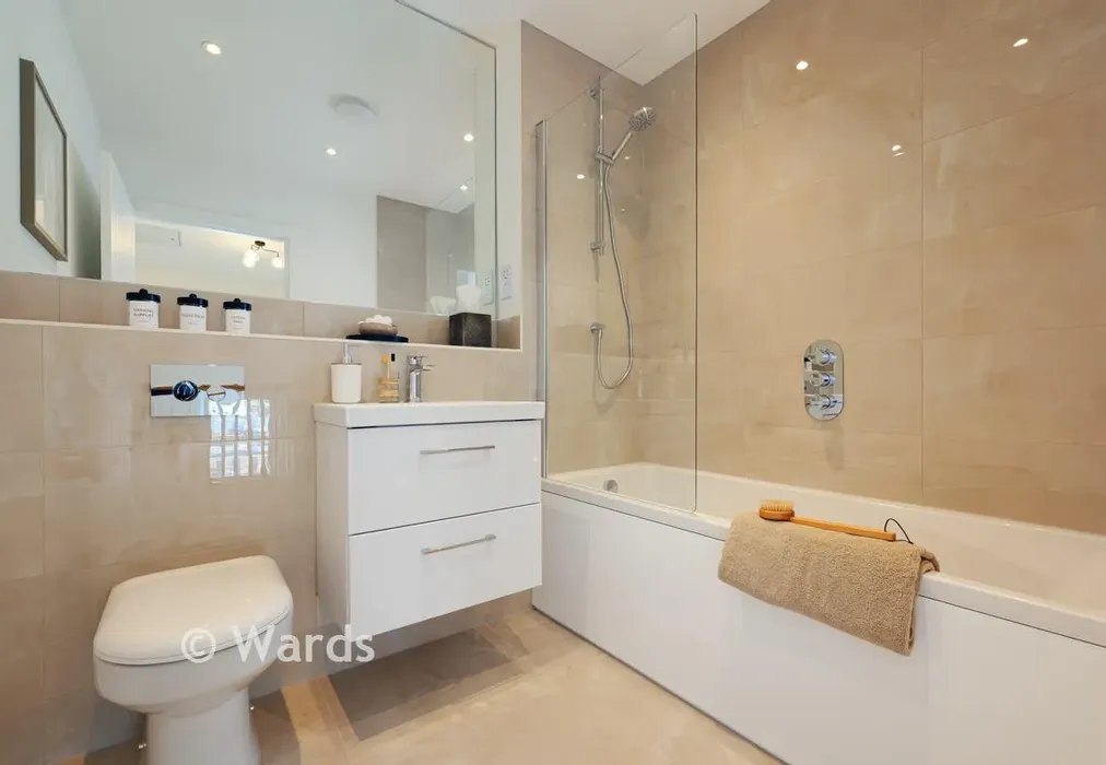 Bathroom - Boundary Road, Sutherland Park, Hythe, Kent - Wards of Kent