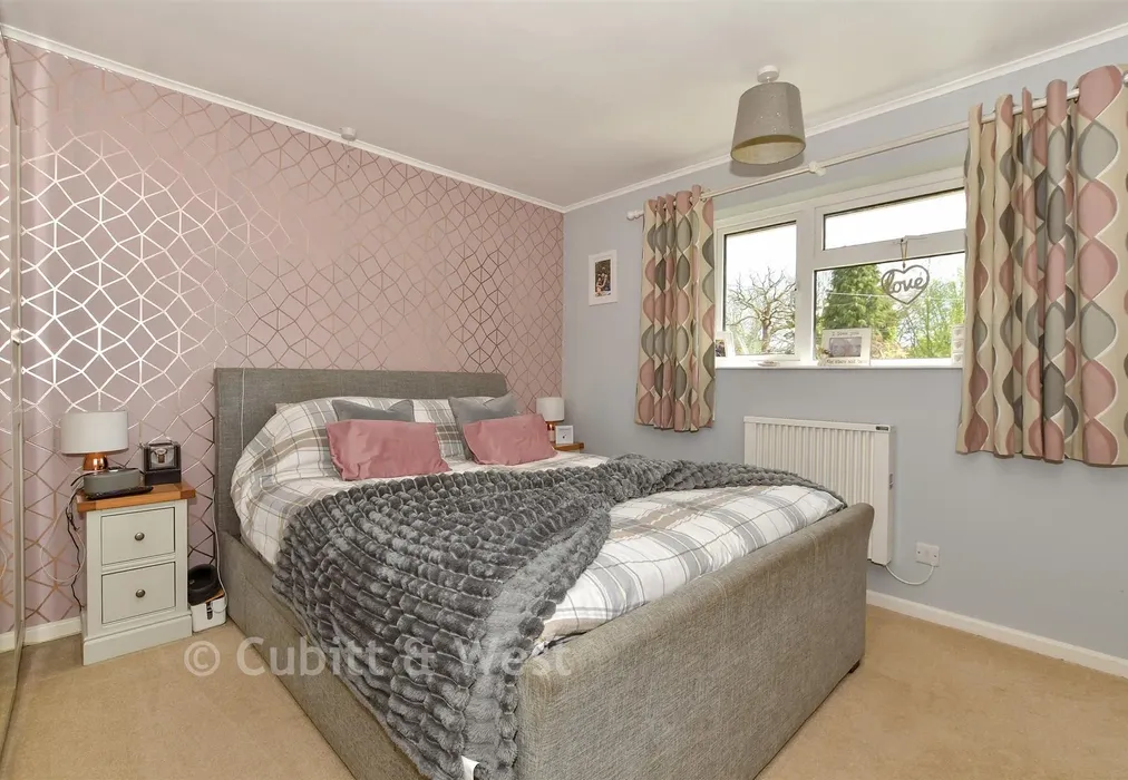 Bedroom 1 - Langhurst Close, Horsham, West Sussex - Wards of Kent
