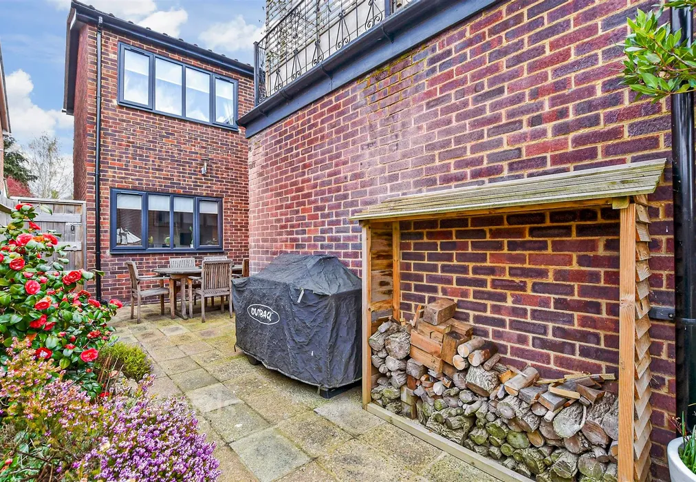 Side Garden - Ashford Road, Bearsted, Maidstone, Kent - Wards of Kent
