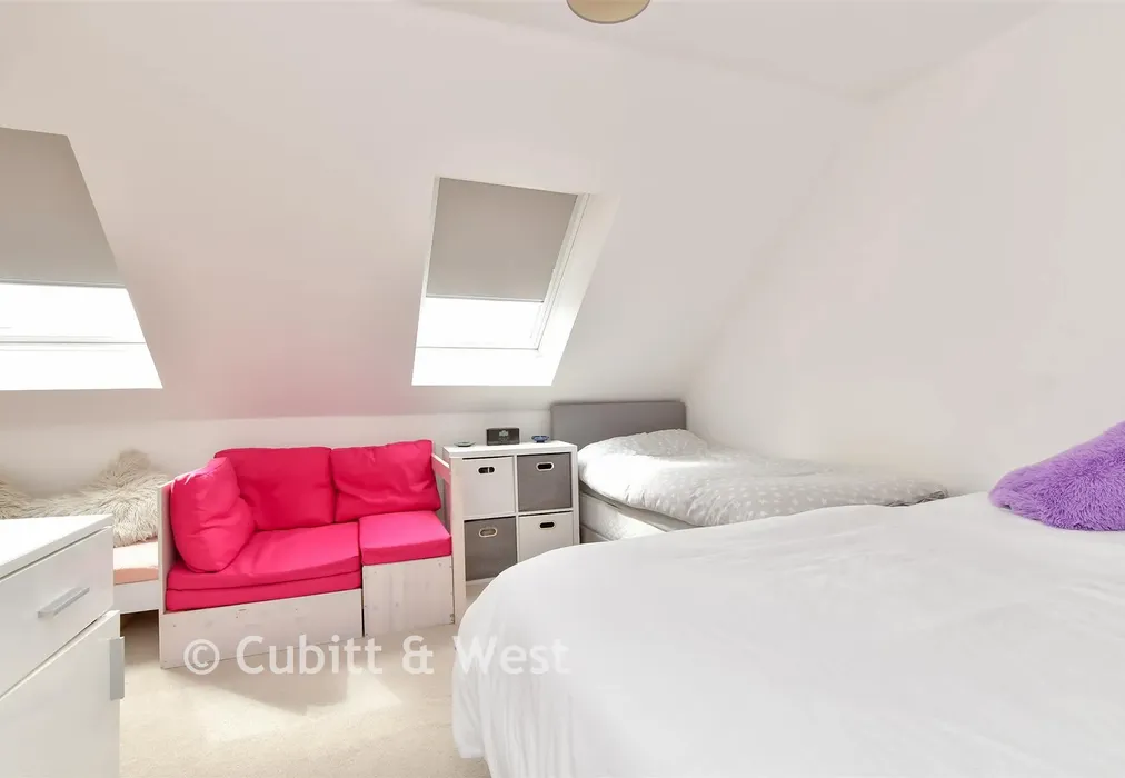 Bedroom 2 - Clarks Croft, Ringmer, Lewes, East Sussex - Wards of Kent