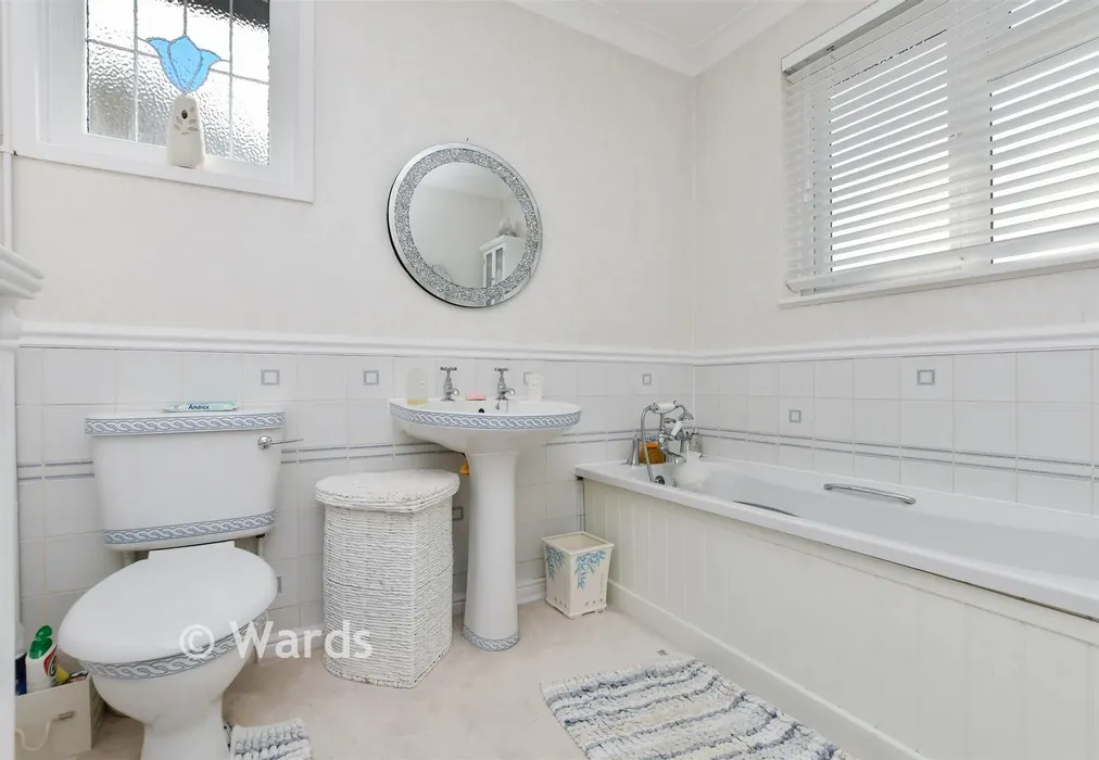 Bathroom - Salisbury Avenue, Broadstairs, Kent - Wards of Kent