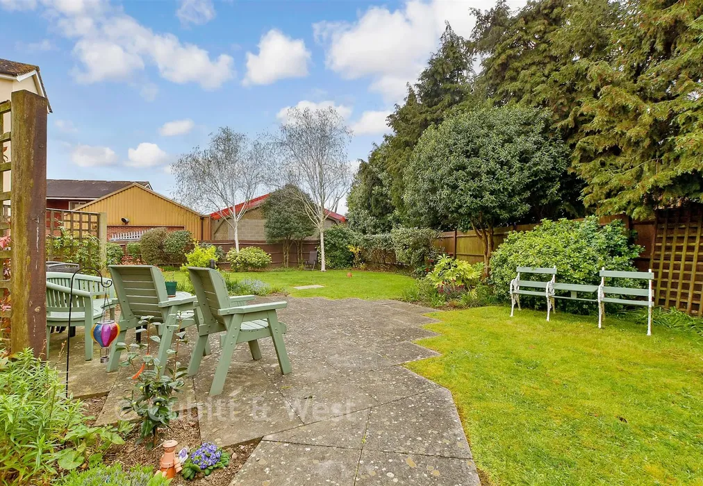 Communal Gardens - Blackbridge Lane, Horsham, West Sussex - Wards of Kent