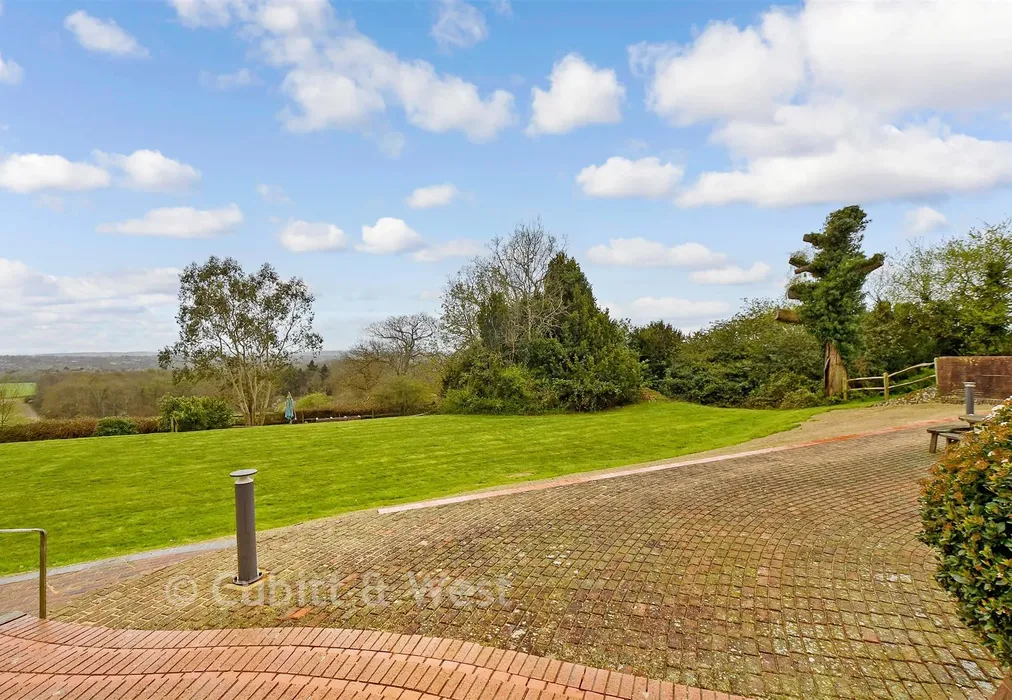 Communal Gardens - Langhurst Wood Road, Horsham, West Sussex - Wards of Kent