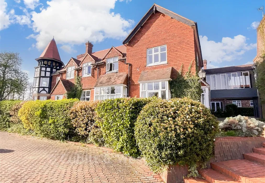 Front. - Langhurst Wood Road, Horsham, West Sussex - Wards of Kent