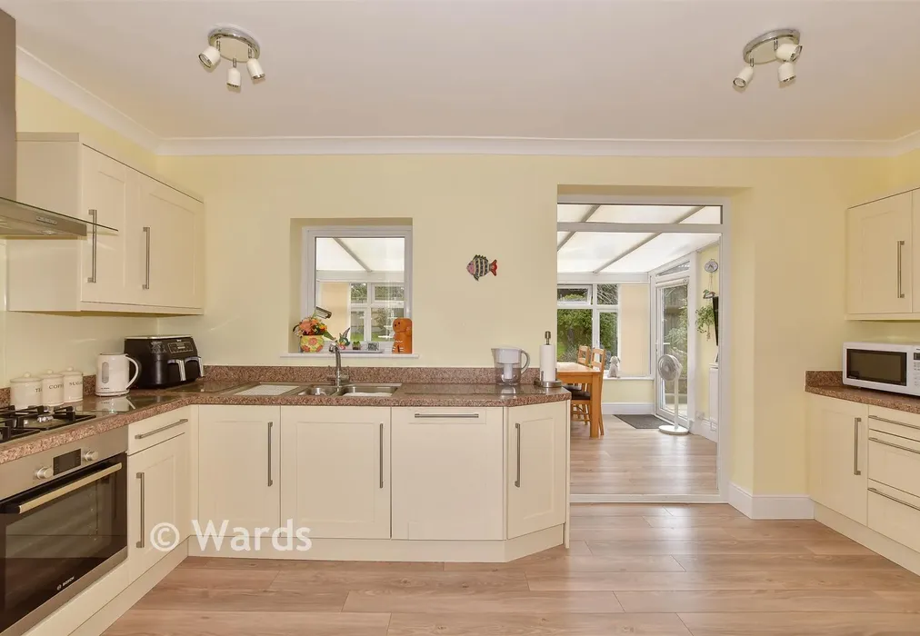 Kitchen - Gainsborough Drive, Herne Bay, Kent - Wards of Kent
