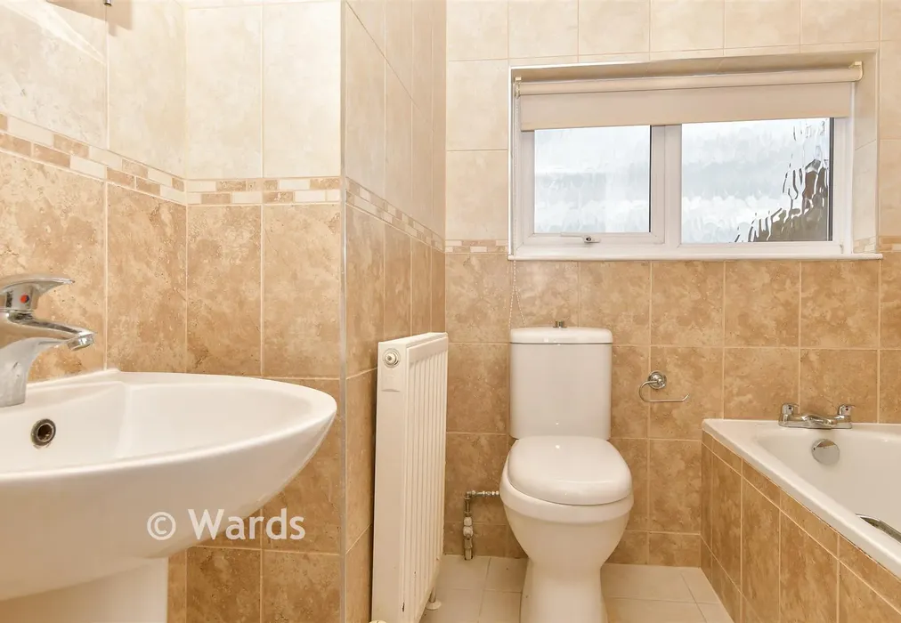 Bathroom - Chalky Bank, Gravesend, Kent - Wards of Kent