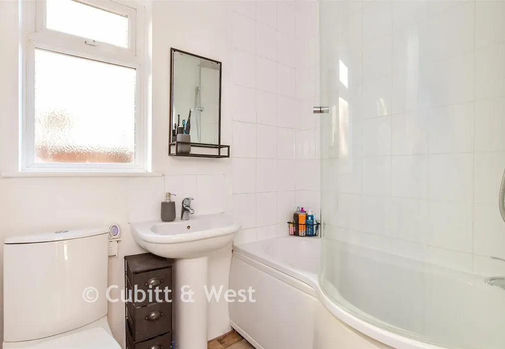 Bathroom - Broadwater Road, Worthing, West Sussex - Wards of Kent
