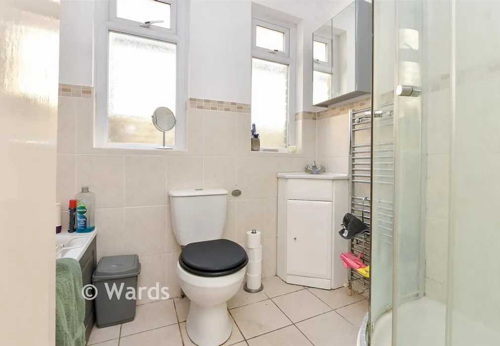 Bathroom - Wellesley Road, Margate, Kent - Wards of Kent