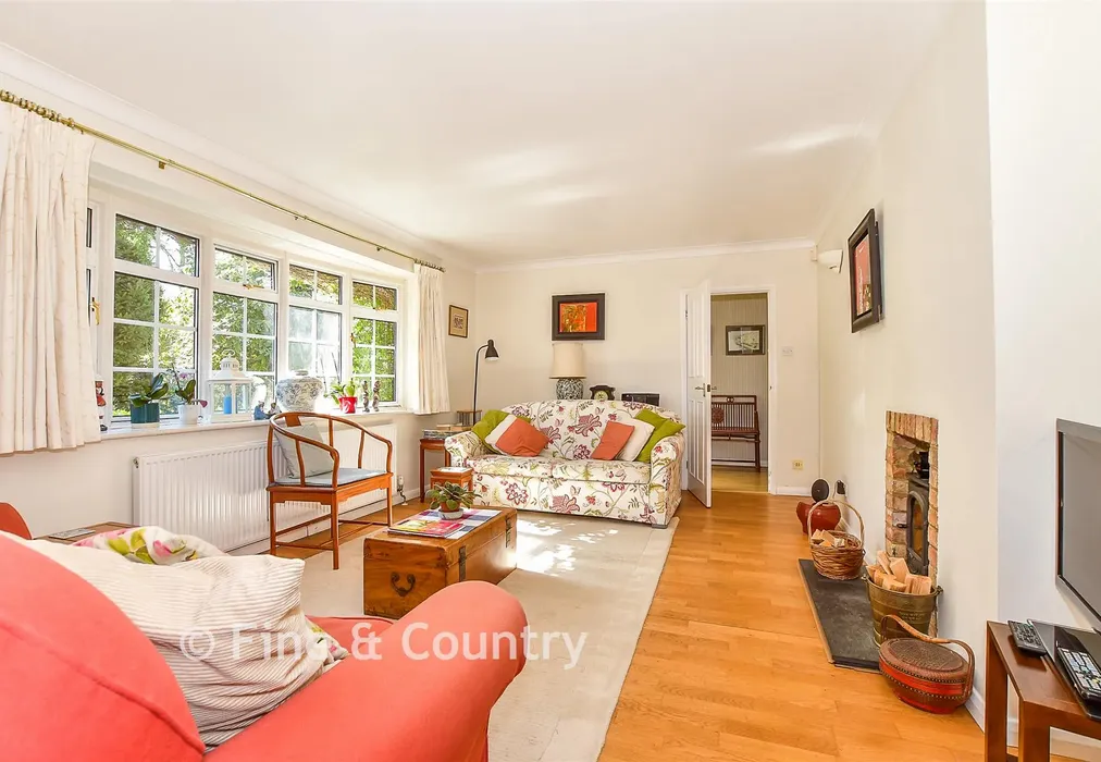 Sitting Room - Maidstone Road, Horsmonden, Kent - Wards of Kent