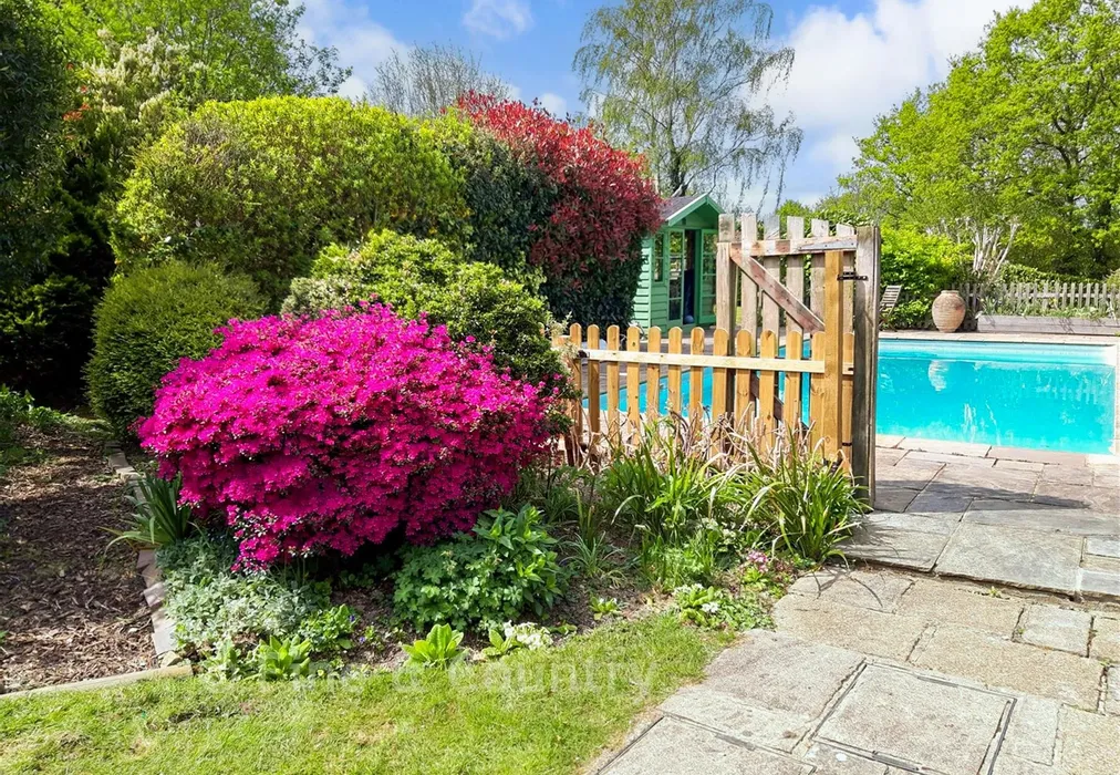Swimming Pool - Maidstone Road, Horsmonden, Kent - Wards of Kent