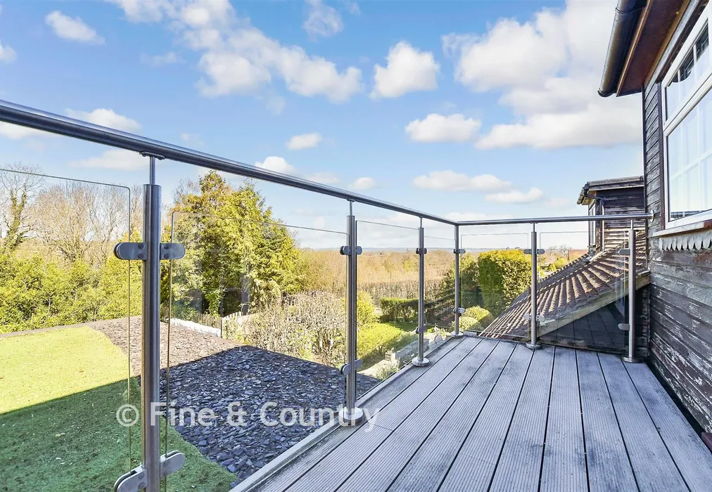 Balcony / Terrace - Maidstone Road, Horsmonden, Kent - Wards of Kent