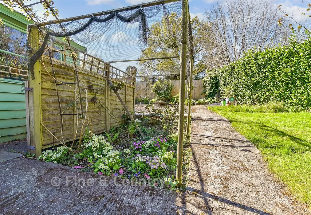 Rear Garden - Maidstone Road, Horsmonden, Kent - Wards of Kent