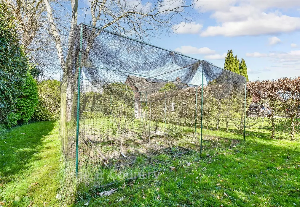 Front Garden - Maidstone Road, Horsmonden, Kent - Wards of Kent
