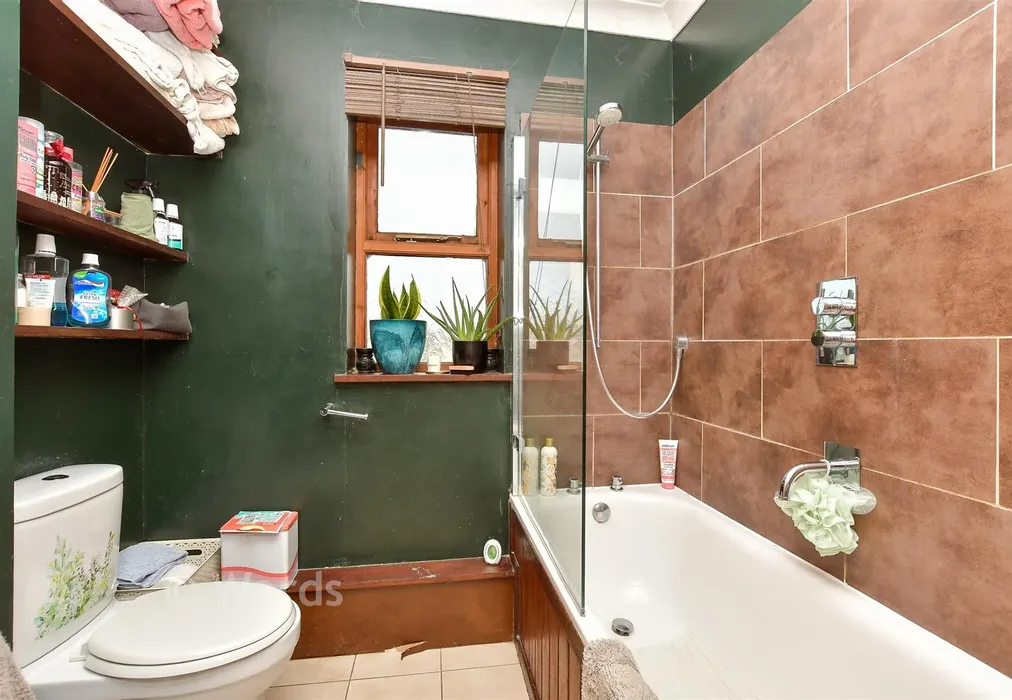 Bathroom - Newington Road, Ramsgate, Kent - Wards of Kent