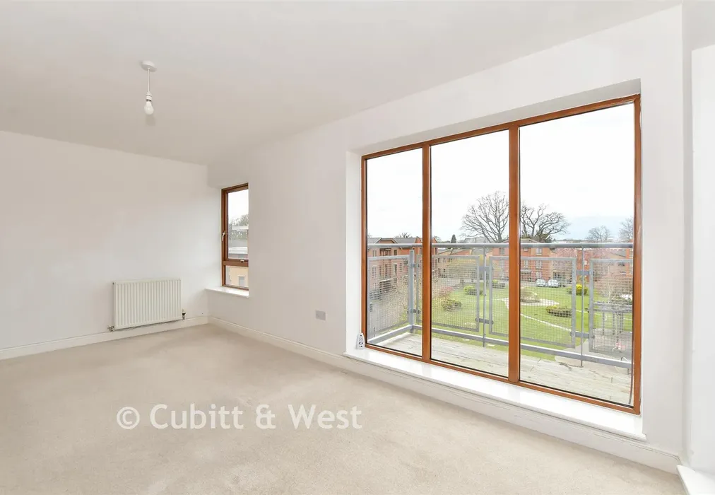 Lounge/Diner - Commonwealth Drive, Three Bridges, Crawley, West Sussex - Wards of Kent