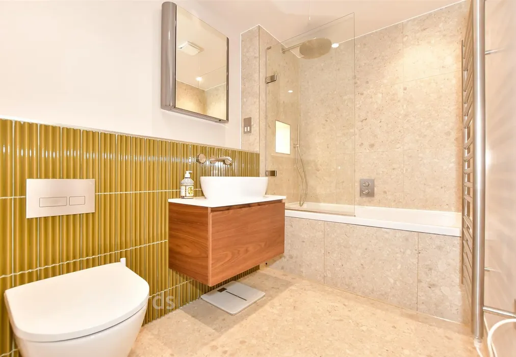 Bathroom - Seabrook Road, Hythe, Kent - Wards of Kent