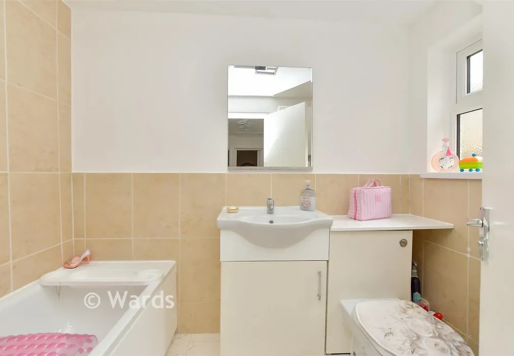 Bathroom - Second Avenue, Chatham, Kent - Wards of Kent