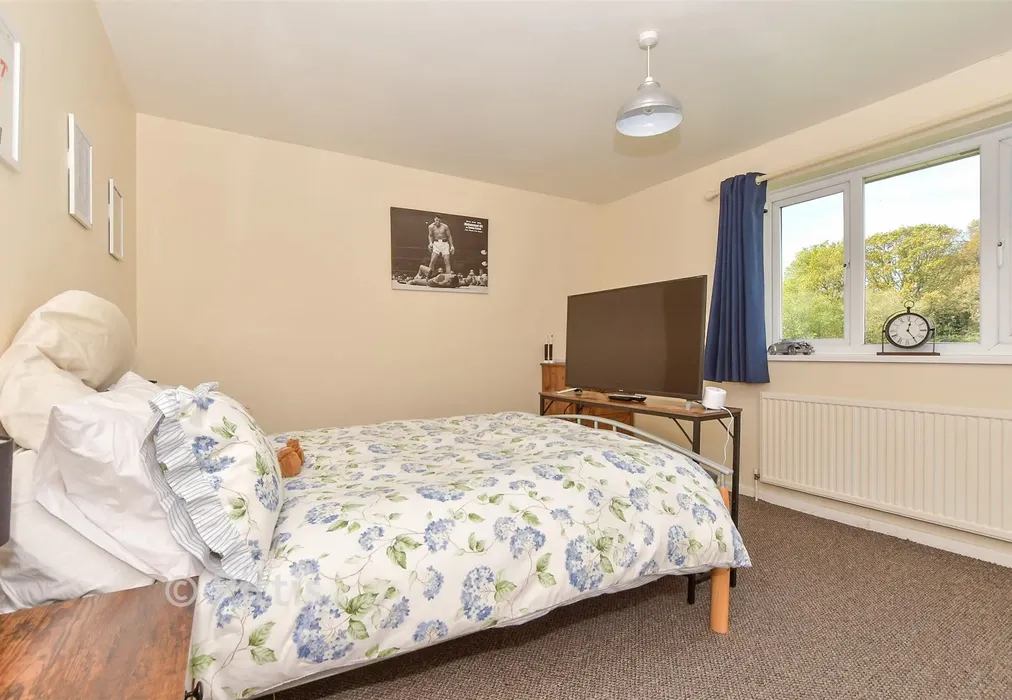 Bedroom 1 - Nelson Court, Cowes, Isle of Wight - Wards of Kent