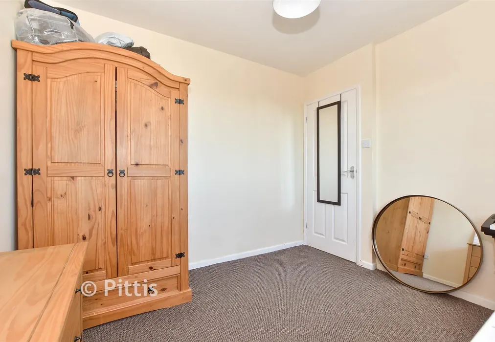 Bedroom 2 - Nelson Court, Cowes, Isle of Wight - Wards of Kent