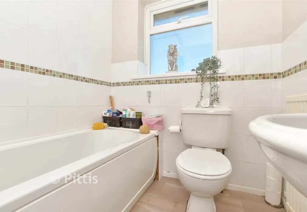 Bathroom - Nelson Court, Cowes, Isle of Wight - Wards of Kent