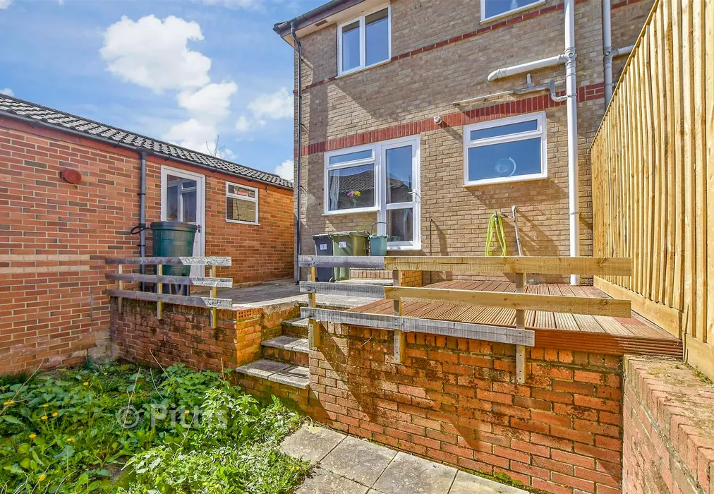 Rear Garden - Nelson Court, Cowes, Isle of Wight - Wards of Kent