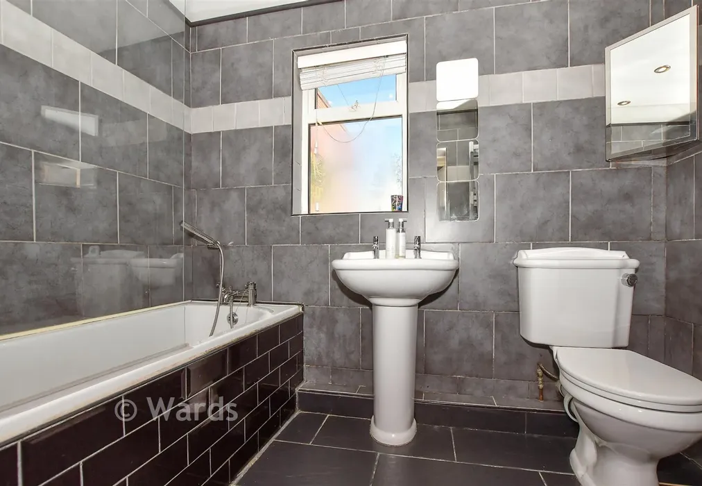 Bathroom - Waterloo Street, Maidstone, Kent - Wards of Kent